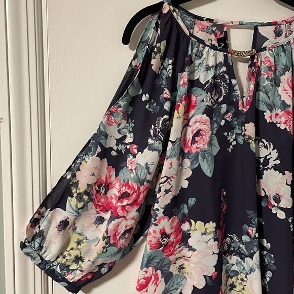 A. Byer floral cold open 3/4 sleeve keyhole neck and back w gold metal detail M - Picture 3 of 12